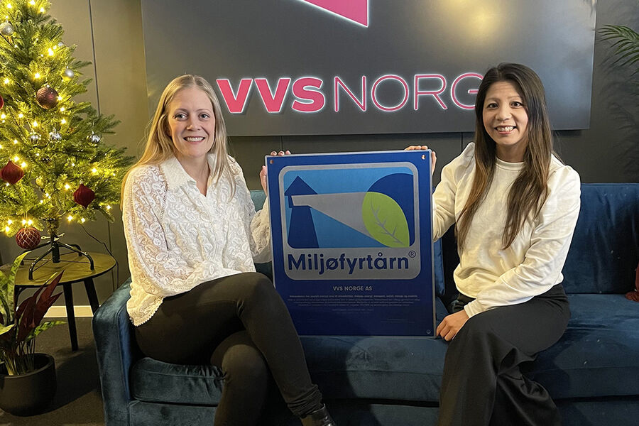 Hanne Skjemstad, verneombud i VVS Norge og Lyna Tran, direktør for strategi og forretningsutvikling, viser frem beviset på at rørleggerkjeden nå er en miljøfyrtårn bedrift.