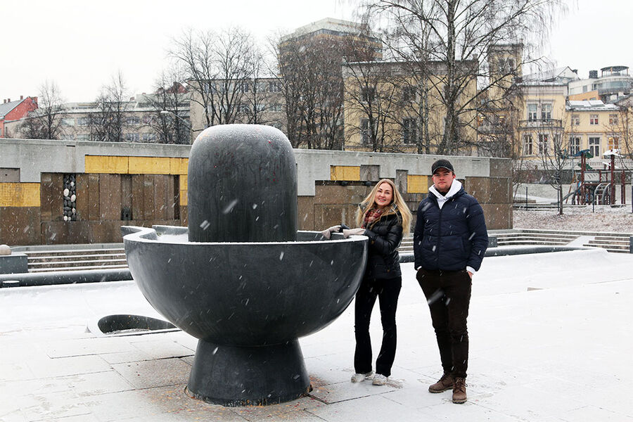 Her ser du studentene Eirik Haug og Hege Høgseth fra Institutt for bygg- og energiteknikk i Klosterenga park på Grønland i Oslo, som har skulpturer, vannførende nisjer og basseng.