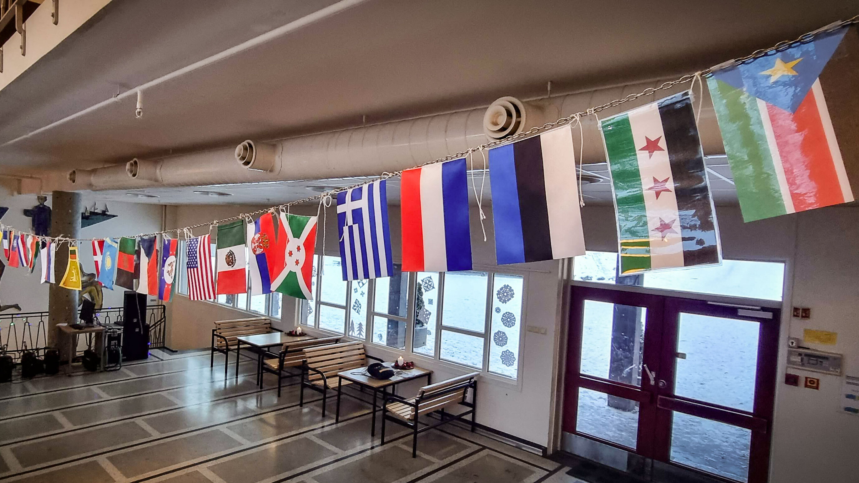 Flagg som henger inne på Husabø skole