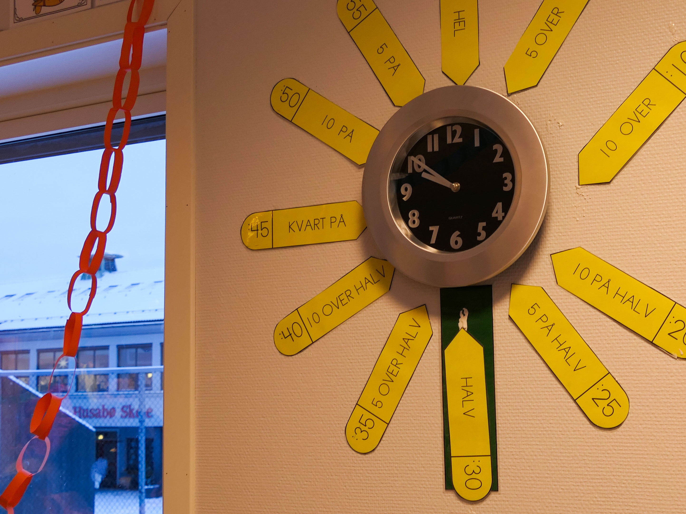 Klokke som viser klokkeslett på norsk