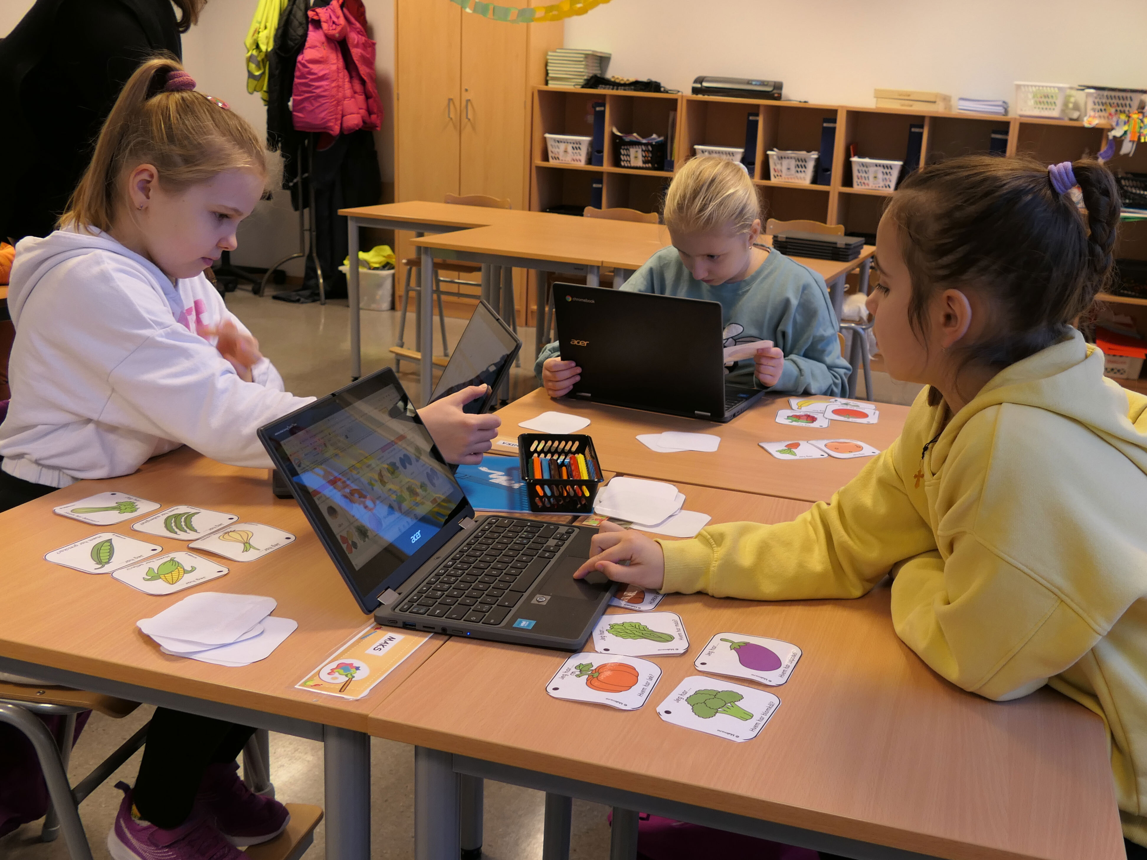 Elever som lærer norsk ved hjelp av talekort