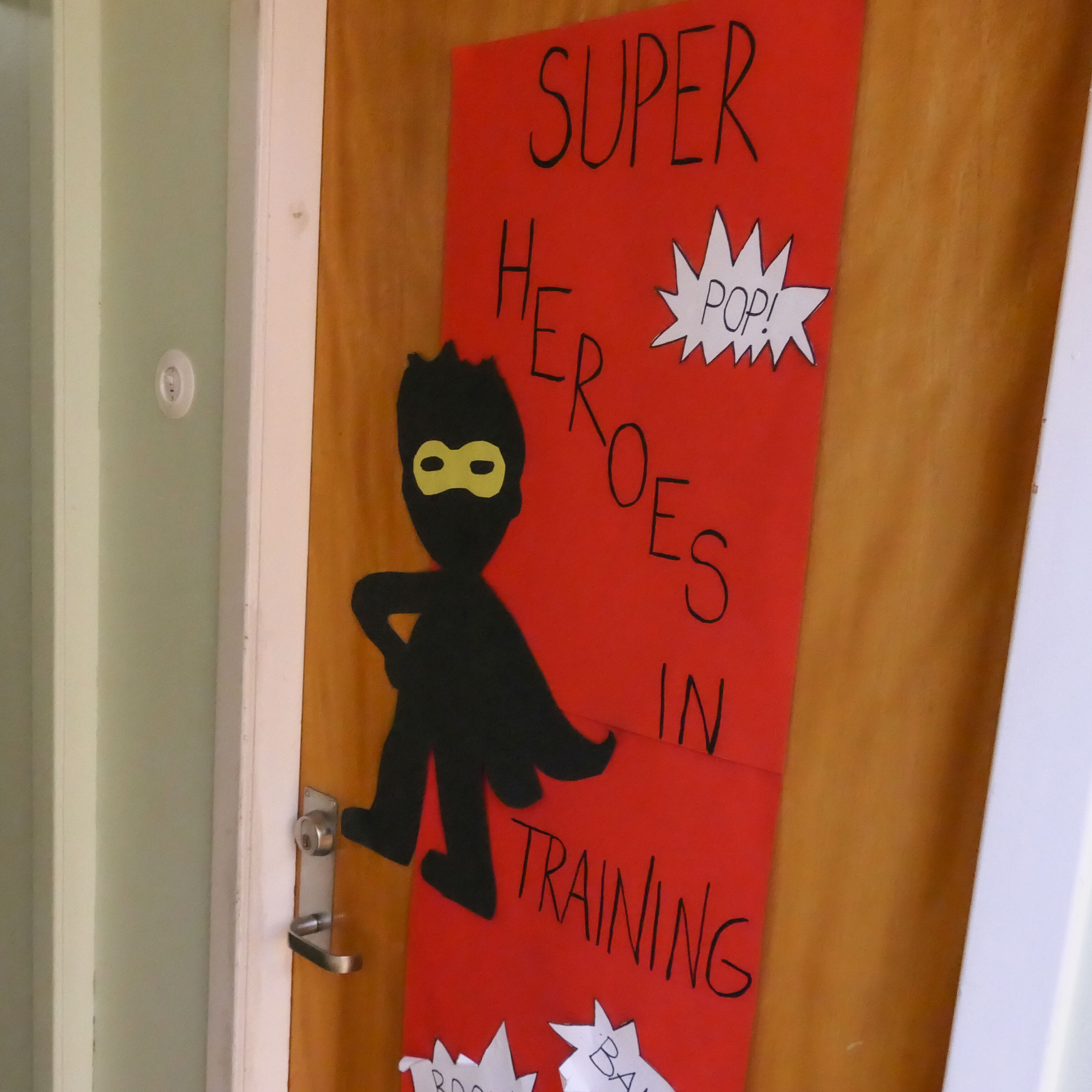 Skilt som sier at elever læres opp til superhelter