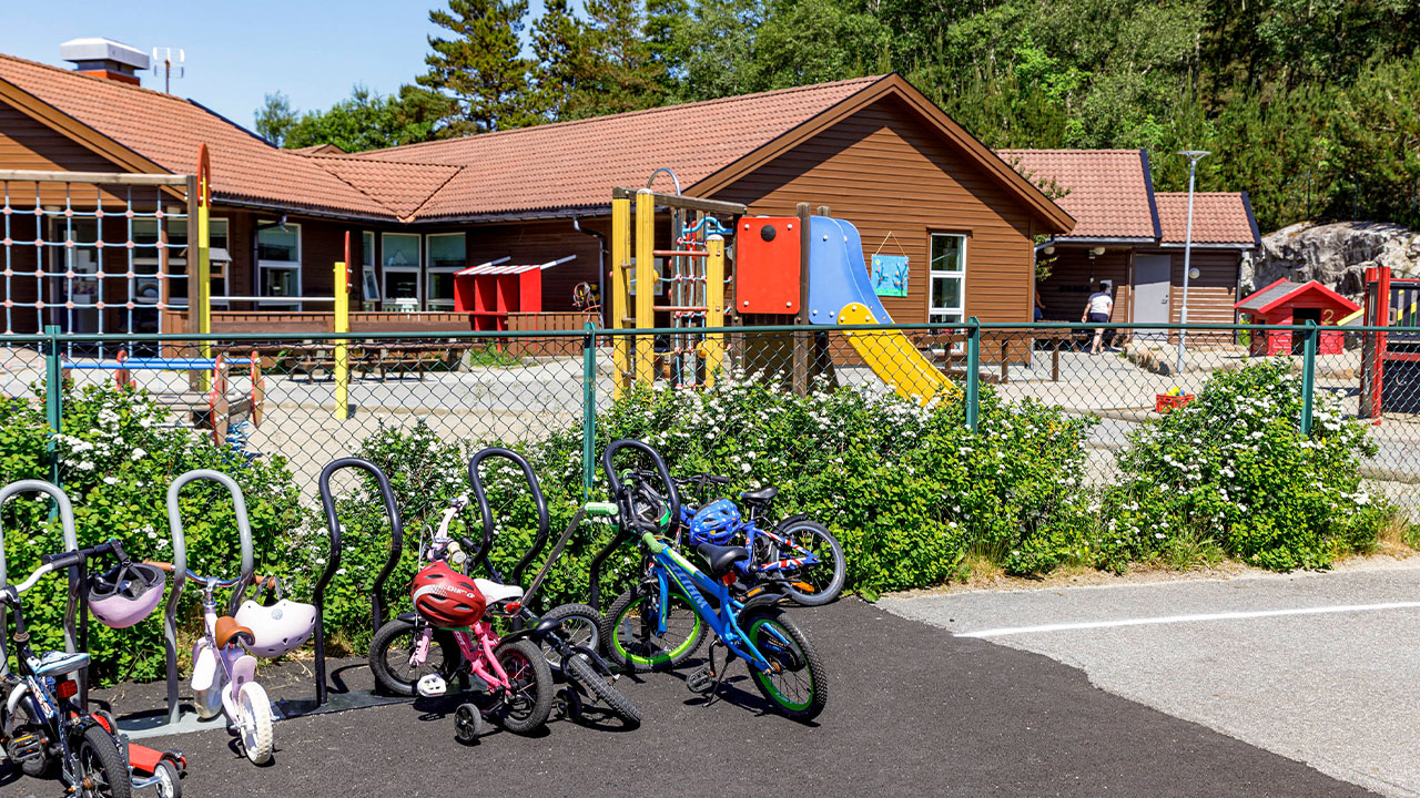 Sykler som står parkert utenfor Barnehagen