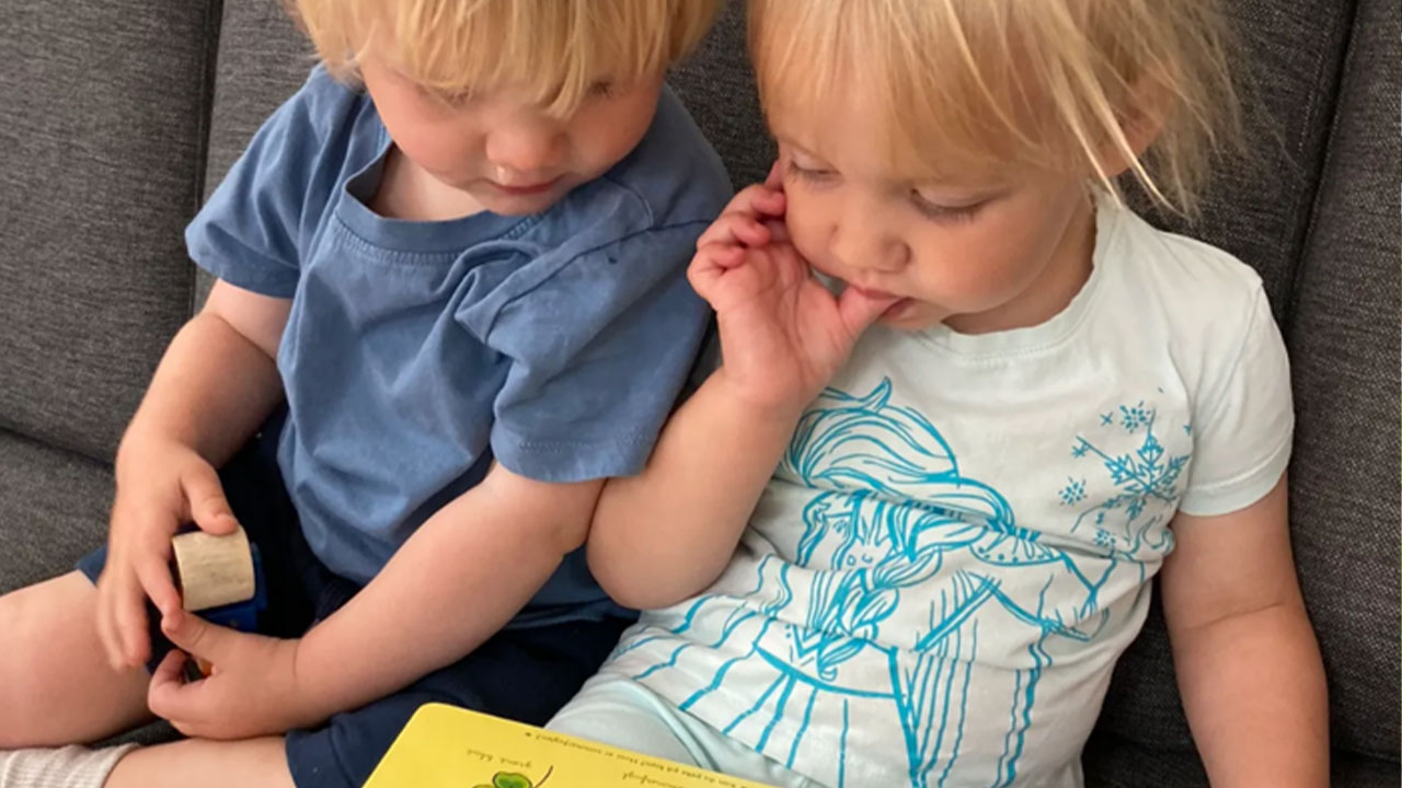 Barn som leser en bok
