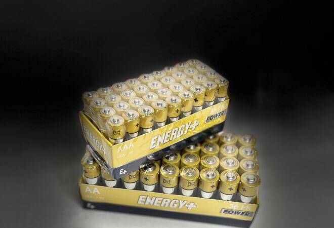 Bilde av en pakke med aa batterier og aaa batterier