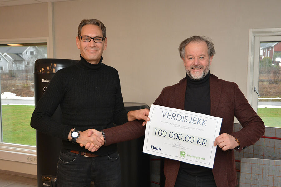 Høiax, ved administrerende direktør Thomas Buskoven overrakte en symbolsk sjekk på 100.000 kroner til Anders Tufte, Regnskogfondets seniorrådgiver for bedriftsmarkedet i Fredrikstad denne uken. Bidraget kommer fra en sum av hvert salg av Høiax CONNECTED beredere øremerket Regnskapsfondet.