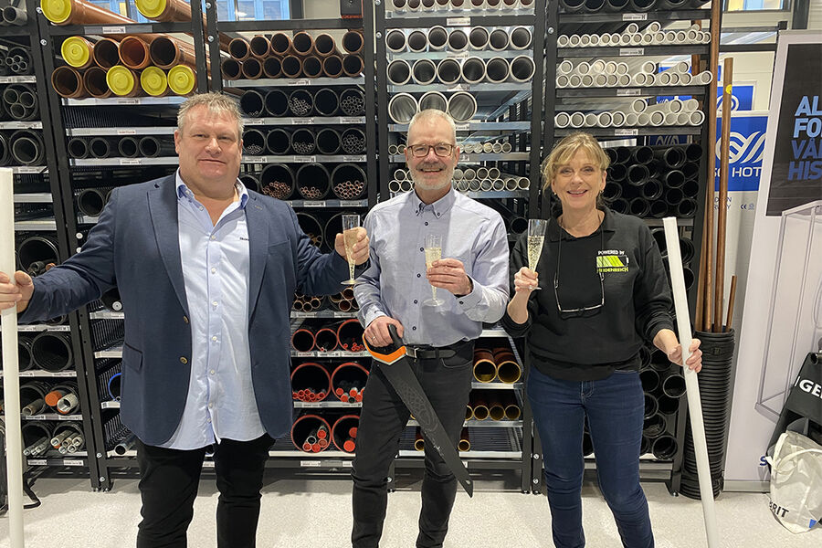 Adm. direktør Bjørn Moen i midten, kuttet røret sammen med Distriktssjef Henning Jordan og Butikkleder Unn Kristin Ødegård. – Dette er en butikk vi er utrolig stolte av, og vi håper våre gode kunder finner seg godt til rette i disse innbydende lokalene, sa Bjørn Moen under åpningen.