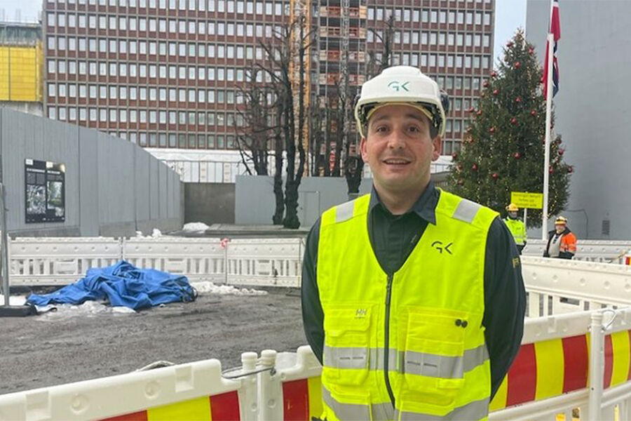 Alen Komazec er godt i gang i GK med sveiseoppdrag på det nye regjeringskvartalet.