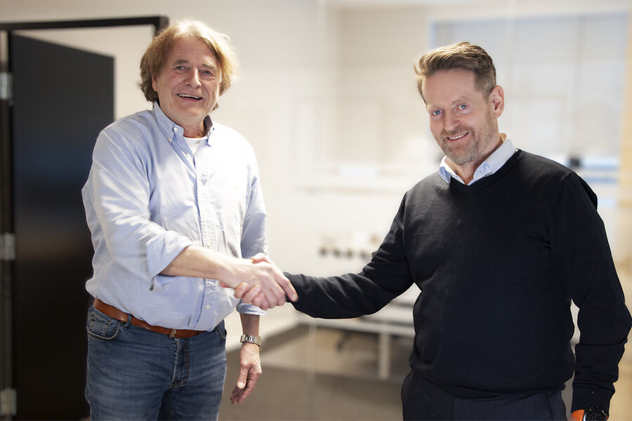 Tom Marmont-Ramsey (t.v) overlater lederansvaret i Krüge AS til Carl Petter Simonsen. Skiftet skjedde 1.februar i år. 