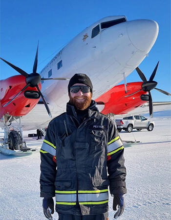 Rørlegger Petter Pedersen har oppgaver som både flygeleder og bakkemannskap. – Jeg så ikke det for meg under rørleggerutdannelsen, sier han.