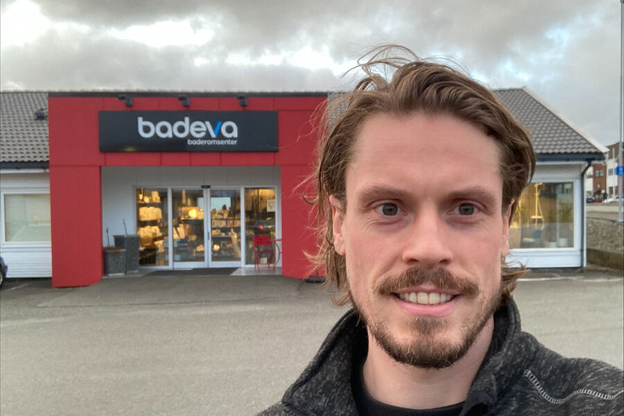 - Jeg tror ikke at vi kan drive butikk «slik vi alltid har gjort». Vi må være flinkere til å synliggjøre merverdien som faghandelen egentlig gir, sier Thomas R. Olsen i Badeva. 