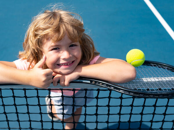 Jente spiller tennis