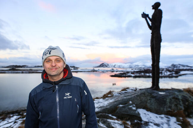 Bildet viser personalsjef Marius Holst, Bø kommune, foran statuen Mannen fra havet