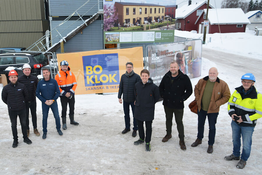 Gjengen som har vært involvert i prosjektet på Åsmoen på Jessheim. Fra venstre Erlend Liaklev Kålen, Kim Tore Aarstad, begge Rørlegger`n Verdal, Lars Ketil Aune, Roth, Kjell Dyrstad, Skanska, Henrik Bentz, BoKlok Sverige, Kjell Birger Kolle, BoKlok Norge, Einar Magne Bolås, Skanska Husfabrikken, Joakim Blomqvist, BoKlok Sverige, og Jon Nyjordet, AFRY.