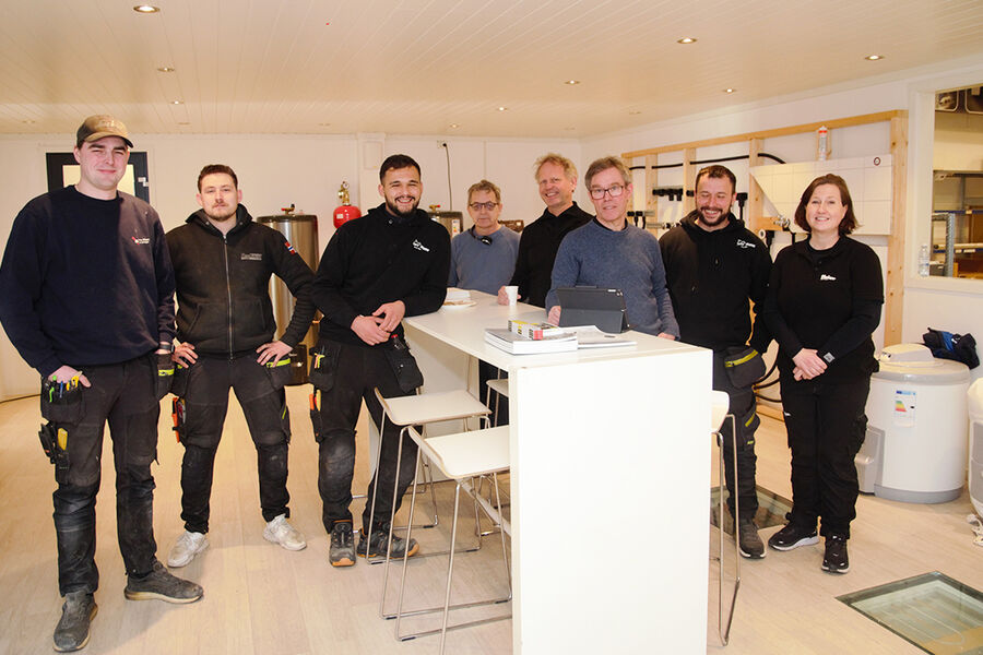 Fornøyde kunder og Høiax-medarbeidere under lanseringen av Høiax CONNECTED RetroFit kit i dag.Fra venstre, Marius Nilsen, Arne Nilsen AS, Marius Torgersen, Torgersen Rør, Elton Buzoku, Art Bygg Rør, Tommy Berger, teknisk support og salg, produktgruppesje