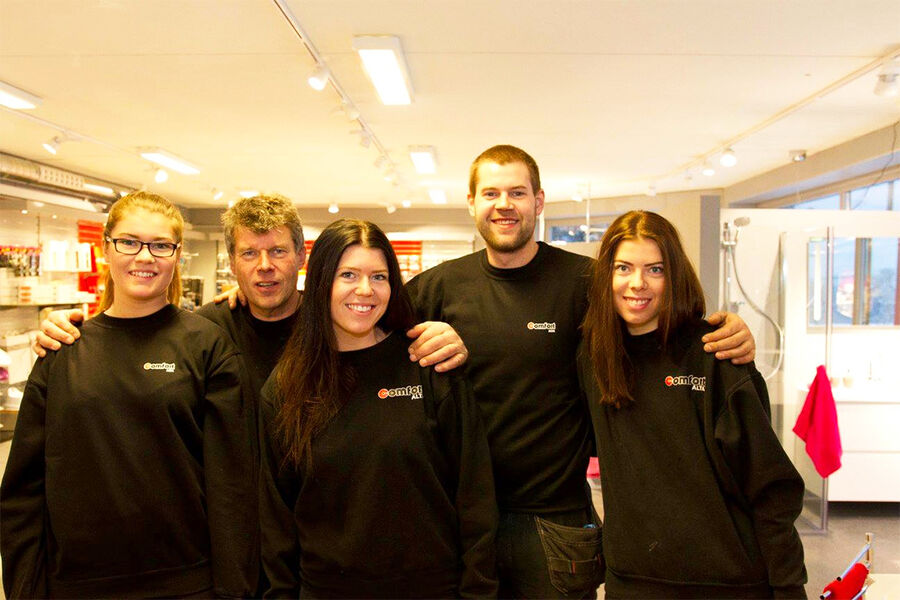 Daglig leder av Comfort Alta, Ruben Åsheim kan melde om mer en nok å gjøre, og tror på at markedet for deres vedkommende vil bli bra også i 2023, selv om det er det skrives mye om brems og mindre aktivitet både i privat- og proffmarkedet. Her ser vi Rugen sammen med sine barn som alle jobber i firmaet.