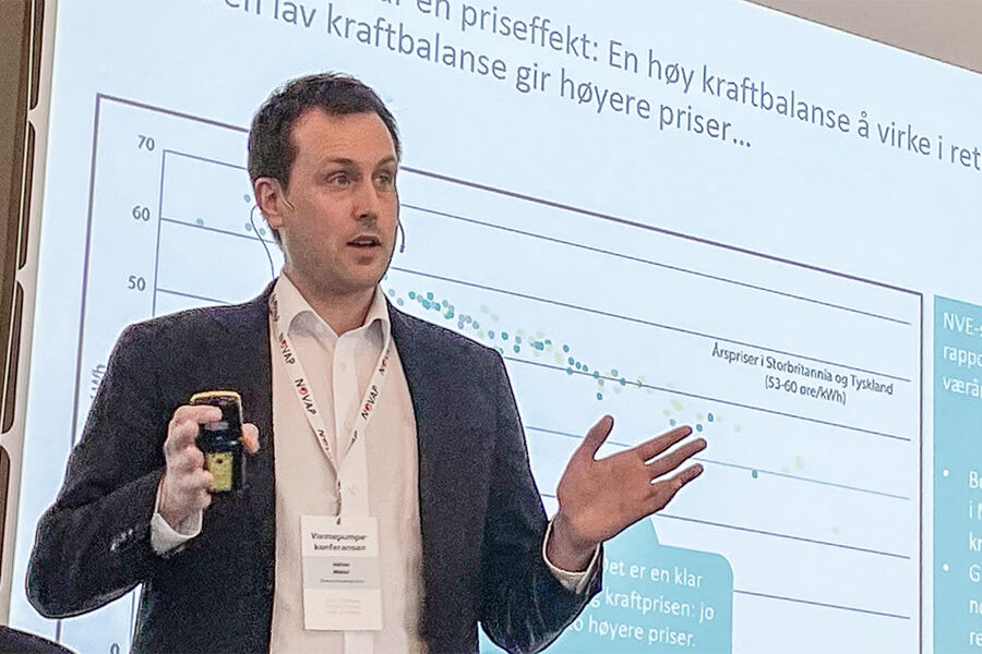 – Veldig mange forventer at kraftbalansen skal falle framover, sa Adrian Mekki i THEMA Consulting på Varmepumpekonferansen 8. mars.