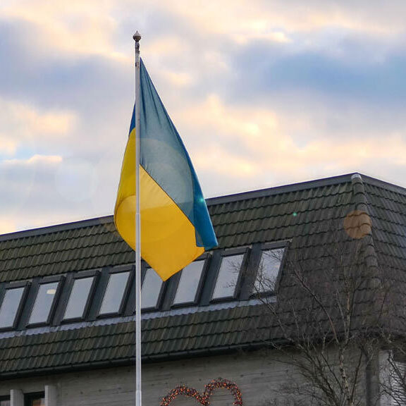 Ukrainsk flagg som henger utenfor rådhuset i Eigersund