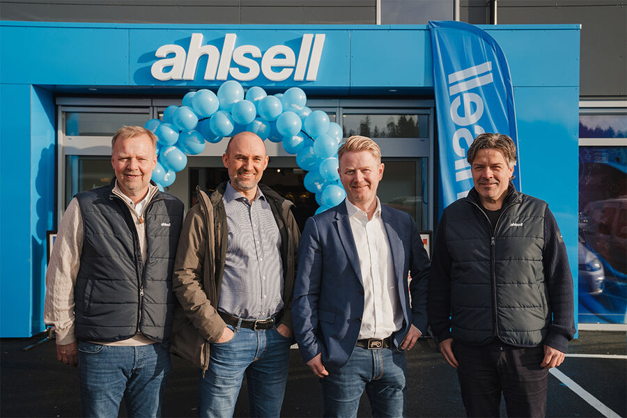 Det var stor stas da Ahlsell åpnet sin nye butikk på Kokstad utenfor Bergen nylig. Fra venstre: Per Arne Heggen, markedssjef VVS- Norge, Thomas Jørs,Chr. Vestrheim AS, Trygve Nævdal, salgssjef VVS – Vest, og Gorm Natlandsmyr, salgssjef Elektro – Vest.