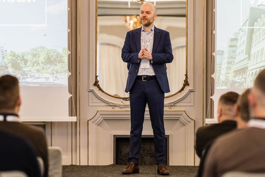 Rolf Iver Mytting Hagemoen presenterte forventninger til markedet og Prognosesenterets nye trendframskrivninger på Varmepumpekonferansen 8. mars. Foto: Novap