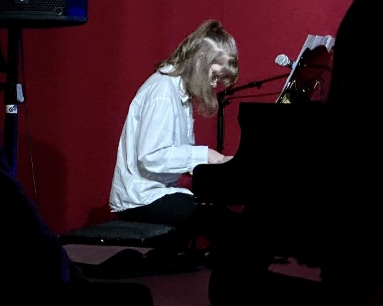 Frida Dervola Vollan spilte piano
