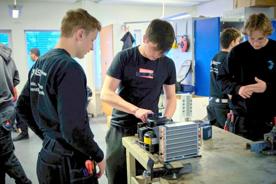 Elever ved Ås videregående skole i arbeid. Foto: NewPro.