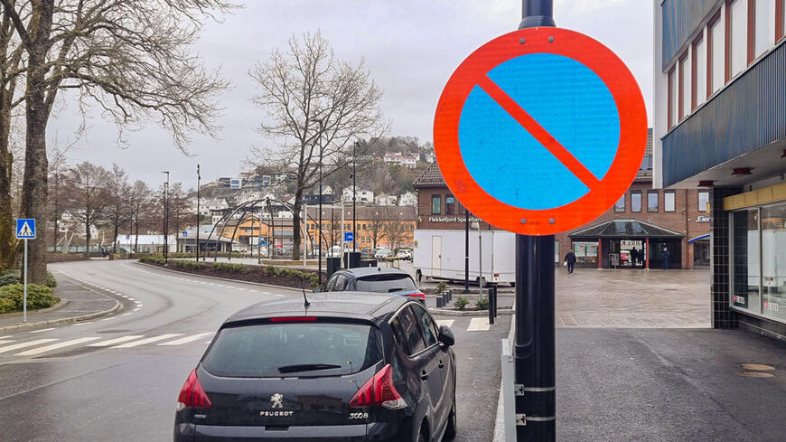 Nytt parkering forbudt-skilt på torget i Egersund