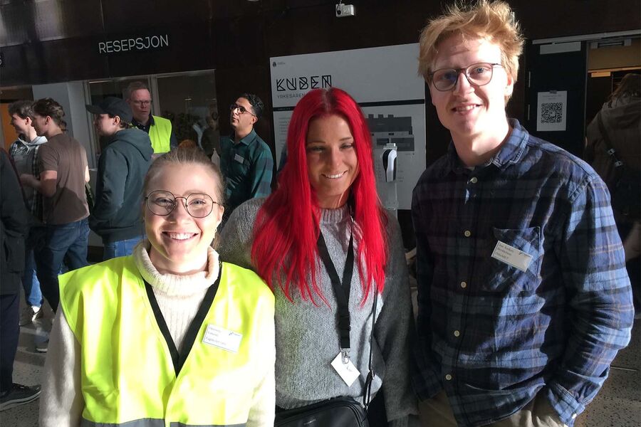Fra venstre: studentene tømrer Henriette Vøyenli, elektriker Danielle Bianco og besøkende fra OsloMet Jon Anders Berthelsen. Alle foto: Fagskolen Oslo.