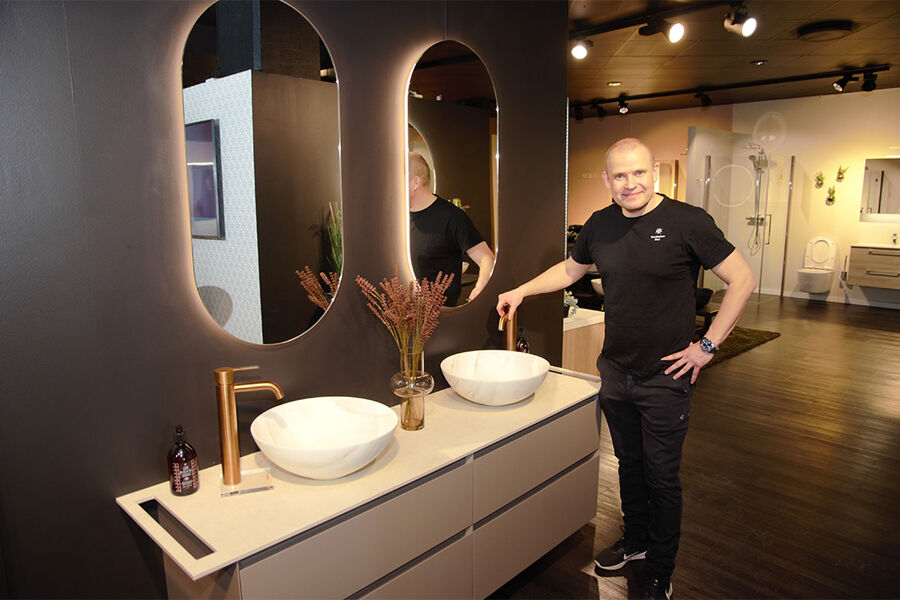 - Showrommet vil være betjent av Miriam Handeland, som har lang fartstid i bransjen. Her kan du få god veiledning, finne inspirasjon og få tegnet badet. Ta gjerne turen innom, sier daglig leder Tommy Ringnes som her viser en av utstillingsmodellen i showrommet.