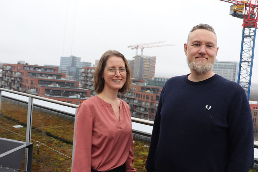 Magnhild Kallhovd, seksjonsleder for energi og miljø, og energi- og miljørådgiver Andreas Nilsen i Oslobygg KF. Foto: Herman Berg