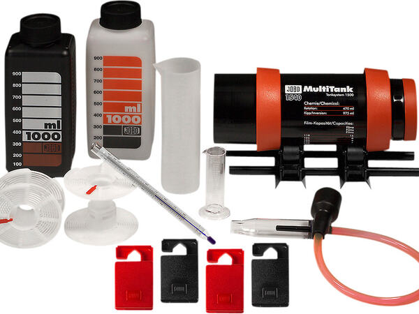 Fra Jobo finner du hele spekteret av mørkeromsutstyr og fotokjemi, for både hobbyfotografer og profesjonelle. 