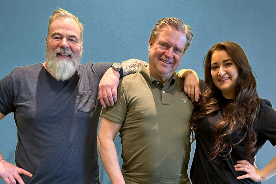 Jan Christian Heggeli og Ane Christine Soløst som begge kommer fra VVS Fagmannen, begynner 1.august hos Baderingen AS. Her sammen med daglig leder i Baderingen, Tom G. Bogstrand i midten.