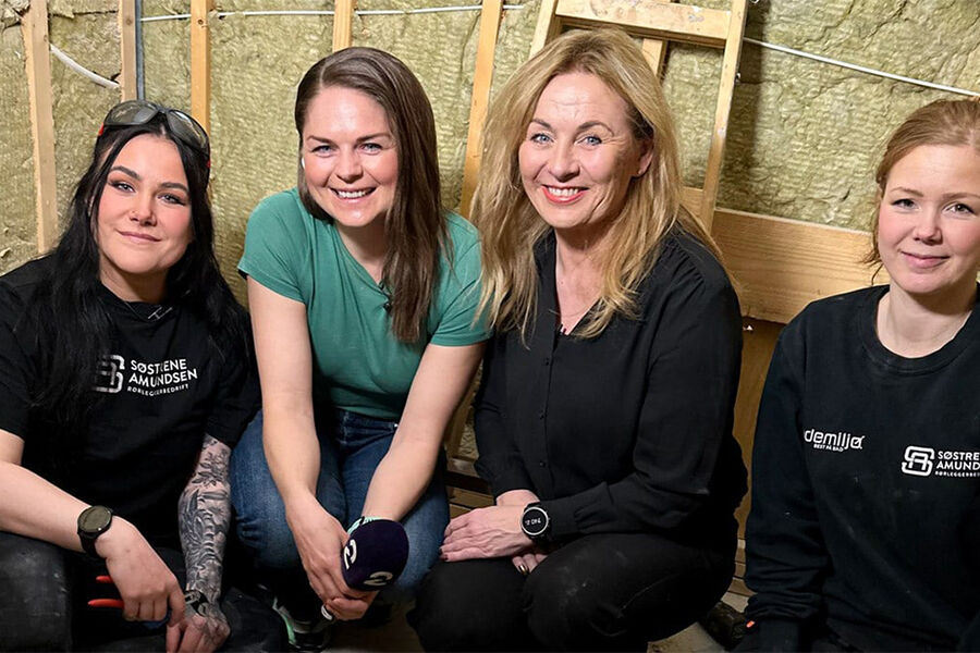 Fra venstre, Lisa-Marie Stavnhaugen (Rørambassadør for Bli Rørlegger, og voksenlærling i Søstrene Amundsen Rørleggerbedrift AS), Sonja Ystaas (TV 2-reporter, God Morgen Norge), Eli Hermine Heyerdahl Eide (fagsjef i RørNorge), og Mathilde Olsen (rørleggermester i Søstrene Amundsen Rørleggerbedrift AS).