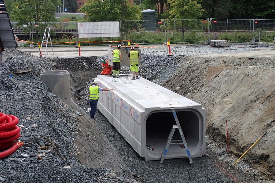 Installering av 52 m³ fordrøyingstank for oppsamling av vann fra de ulike delene av håndteringssystemet for overvann rundt ZEB-laboratoriet i Trondheim. Foto: Klima 2050