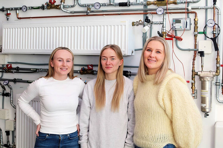 Studentene Dina Aas, Thea Aase Pedersen, og Elise Haviken, er tre ingeniørstudentene som tar en bachelor i 'Energi og miljø i bygg' ved OsloMet. De jobber med å gjenvinne varme fra gråvann, en underutnyttet energiressurs med stort potensial.