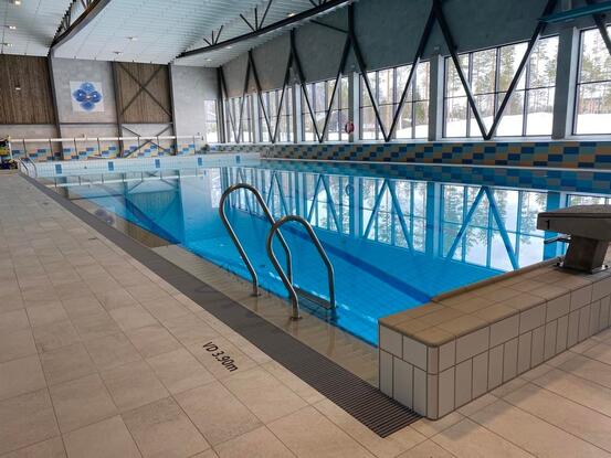 Basseng i svømmehallen