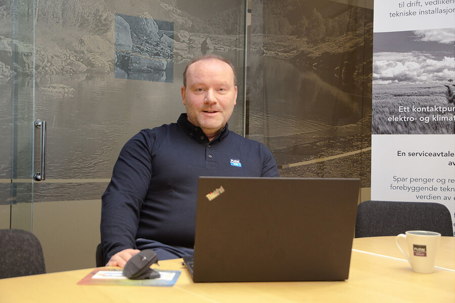 FLOW Trøndelag har rundt 20 ansatte i avdeling Drift & Vedlikehold, som har serviceavtaler på rundt 250 adresser i regionen. Det krever gode systemer og en presis logistikk. – Vi har veldig tro på vårt konsept, som tar hånd om alle behovene kundene har for en effektiv, klimavennlig og trygg drift. Det skal gi oss vesentlig vekst i tiden framover, sier avdelingsleder Frode Helmersen.