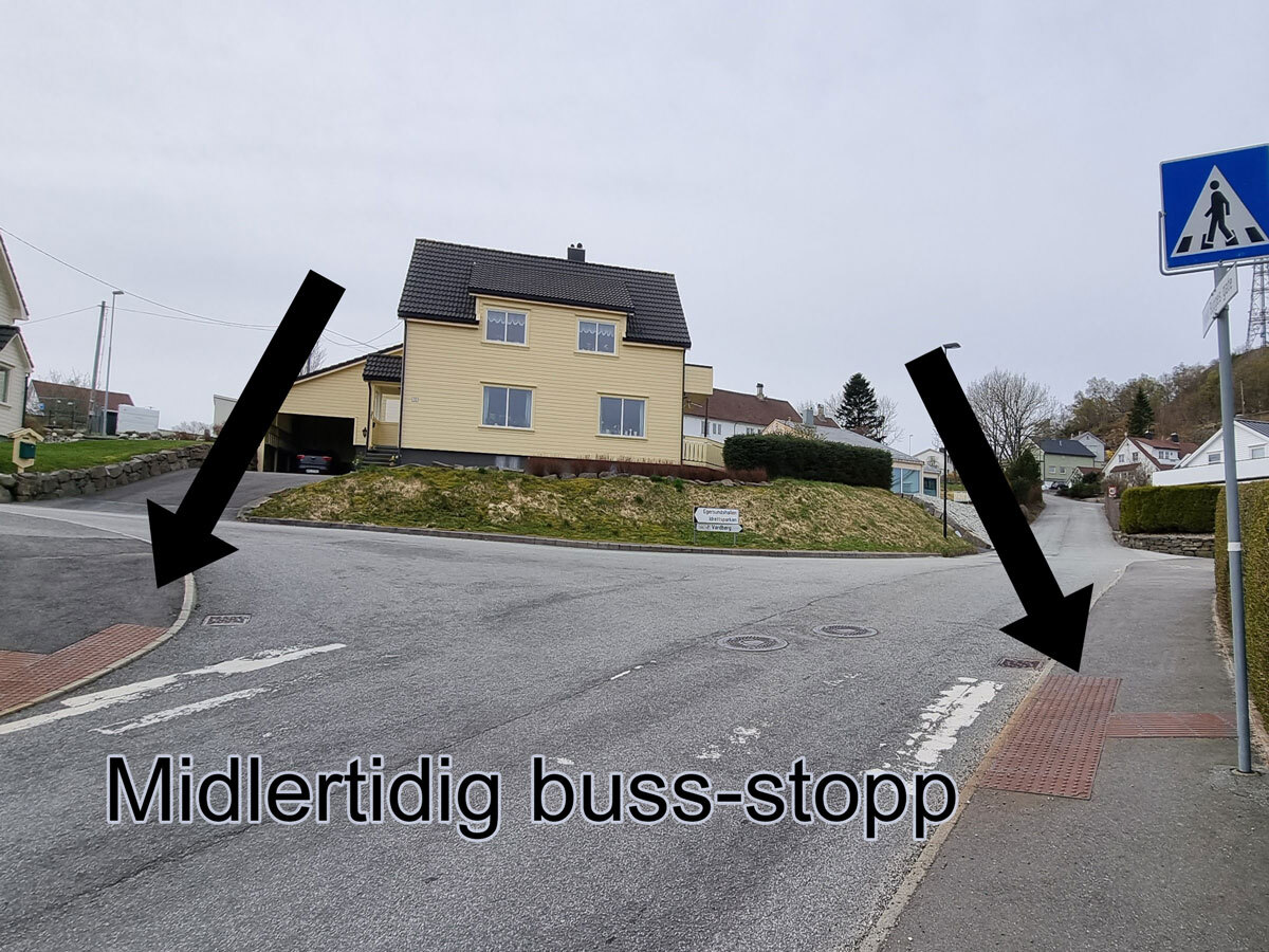 Buss-stopp på begge sider av veien