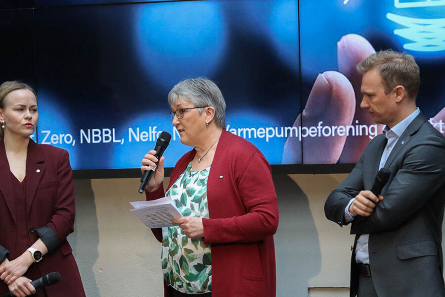 Statssekretær Ragnhild Sjoner Syrstad (til venstre) fikk høre at verken Birgit Oline Kjerstad (SV) eller Bård Ludvig Thorheim (H) er fornøyde med Enovas innspill på et frokostmøte denne uka. Foto: Elektroforeningen.