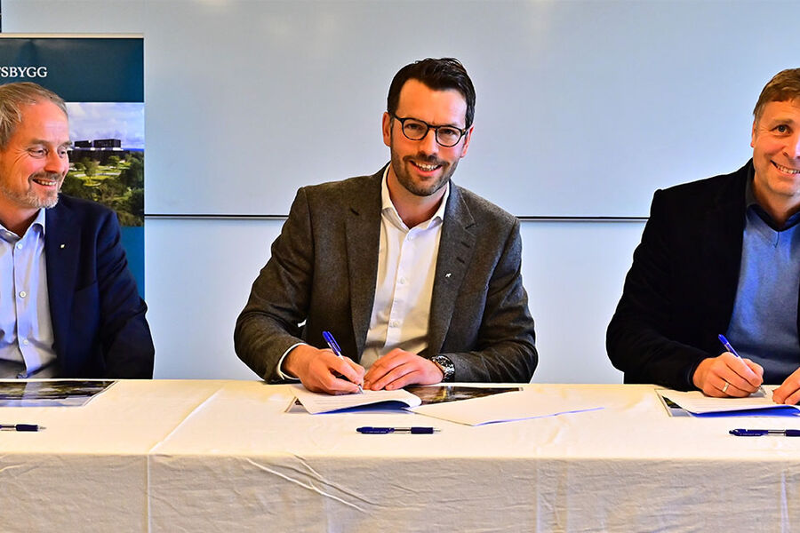 På bildet ser vi fra venstre: Bjørn Stokkevåg og Kristoffer Abrahamsen, AF Energi, og Per Roger Johansen, Statsbygg HT HOLM