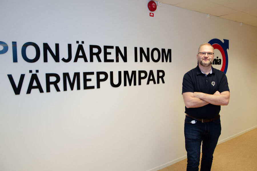 Salgssjef Tommy Andersson i Thermia Norge har fått ansvaret for å bygge opp selskapets satsing i Norge, og kan fortelle om at de nå er rustet for en stor offensiv. Morselskapet i Sverige runder 100 år i 2023, og bygger ut og øker kapasiteten i fabrikken i Arvika, forteller han.