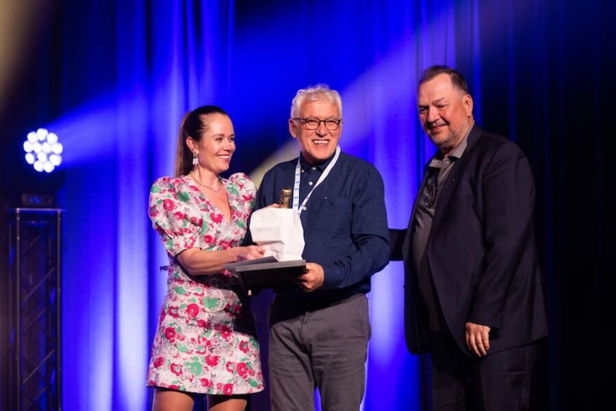Alf Stig Holsmo, VB Lofoten Vann og Varme, vinner av VB Hederspris 2023. Sammen med Kathrine Auestad, prosjektleder VB Samlet og konsernsjef Anders Almestad. Foto: Anne Lise Norheim.