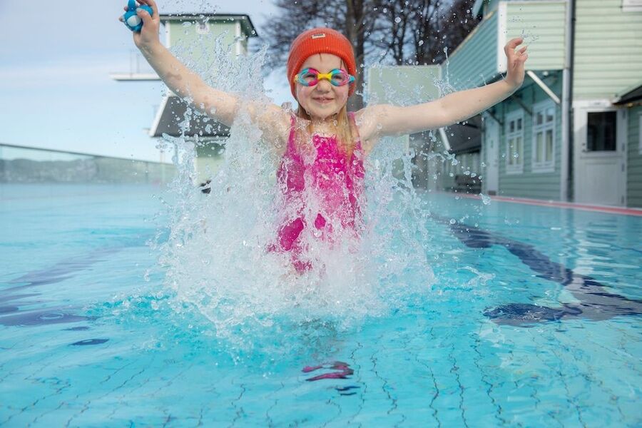 Sjøbadet på Nordnes i Bergen holdes varmt om vinteren av fjernvarmen i Norges tredje største fjernvarmeby. (Foto Fredrik Naumann/Felix Features).