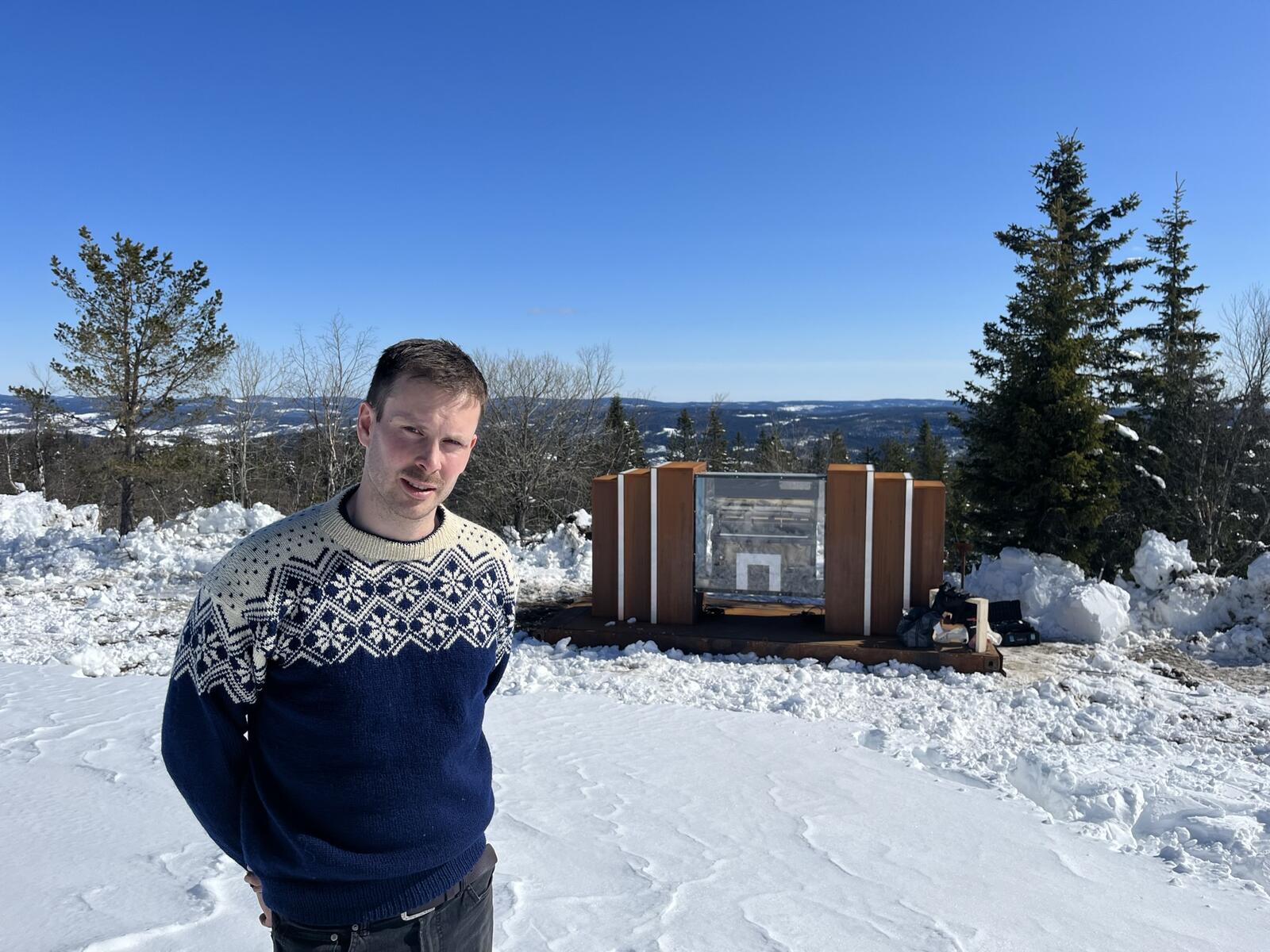Musiker og komponist Benjamin Mørk og det selvspillende pianoet på Bislingen.