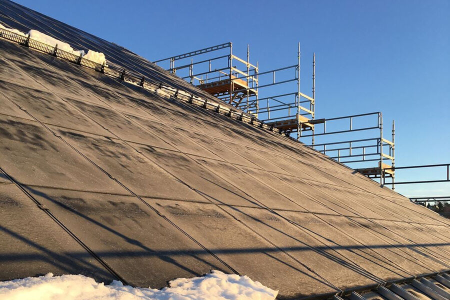 Bildet viser takkonstruksjonen bak BIPV-modulene på ZEB-laboratoriet. Foto: SINTEF