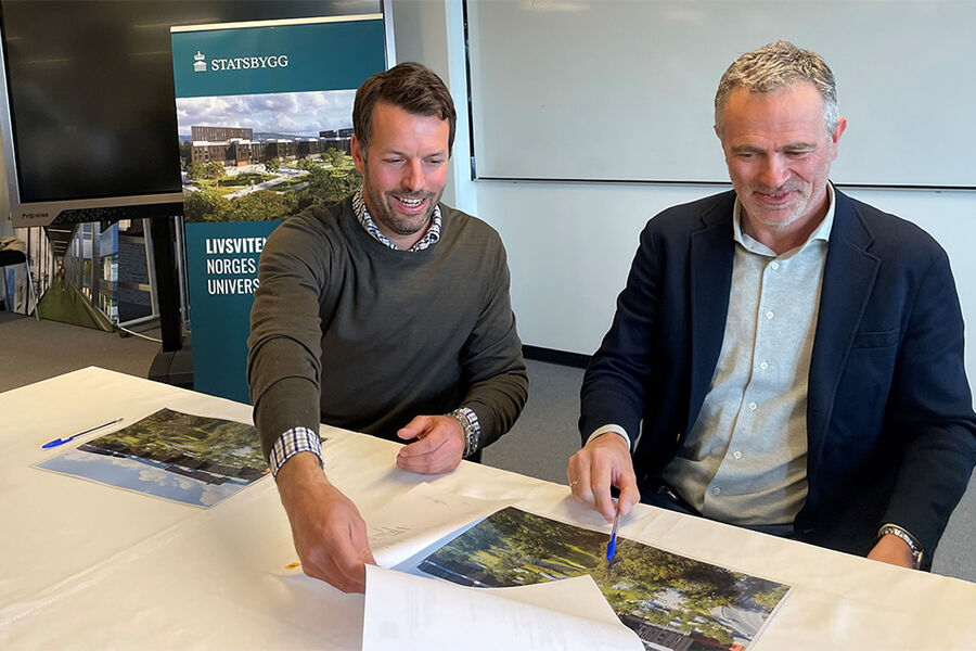 Norconsult, her ved Henning Vellene (t.h.), direktør Teknikk og Industri, skal prosjektere gassanleggene i Livsvitenskapsbygget. Her fra kontraktsigneringen med Kristoffer Abrahamsen, direktør i AF Energi.