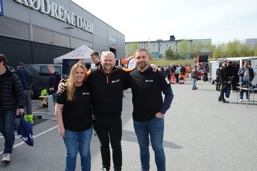 Her ser vi tre sentrale personer i Brødrene Dahl som jobber med Digit-konseptet, her ved avdelingen i Sarpsborg. Fra venstre ser vi, Ellen Frydenlund, VMT Fredrikstad - Digit ansvarlig, Jørgen Baardson, Marked- og kommunikasjonssjef i Brødrene Dahl, og Daniel Trandum, VMT Samferdsel Fredrikstad - Digit ansvarlig.