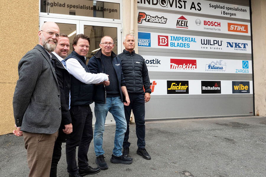 På bilde fra venstre mot høyre: Johan Stille, oppkjøpsansvarlig i Ahlsell (konsern),Jarle Løland Solgard, regional salgssjef Ahlsell, Lars Erik Finne, direktør M&A i Ahlsell Norge AS,Gunnar Skjolddal, daglig leder/eier Lindqvist AS, og Per Helge Thorsen, regionsjef Ahlsell.