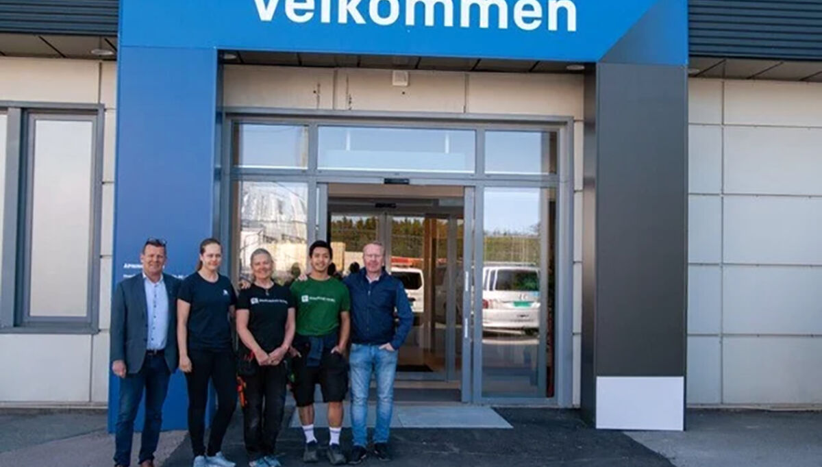 Bildet: Fra venstre: Eirik Våge (regionssjef OOAK), Isrid Ronde, (servicesenterleder Sofiemyr), Jeanette Elvestad (servicesentermedarbeider), Than Schjetne (servicesentermedarbeider) og Glenn Olsen (driftssjef OOAK). Foto: BD