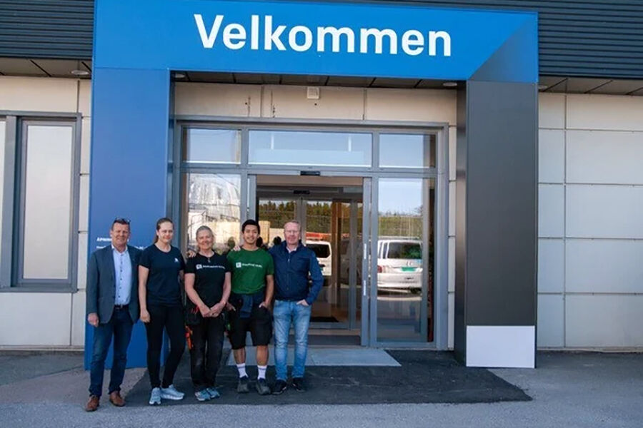 Bildet: Fra venstre: Eirik Våge (regionssjef OOAK), Isrid Ronde, (servicesenterleder Sofiemyr), Jeanette Elvestad (servicesentermedarbeider), Than Schjetne (servicesentermedarbeider) og Glenn Olsen (driftssjef OOAK). Foto: BD